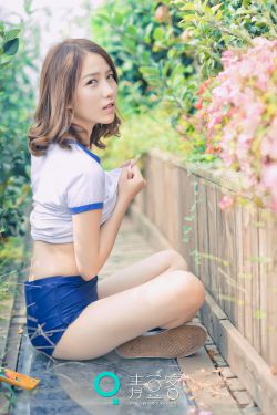 美女露胸